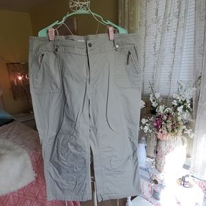 Khaki capri length pants with zipper pockets